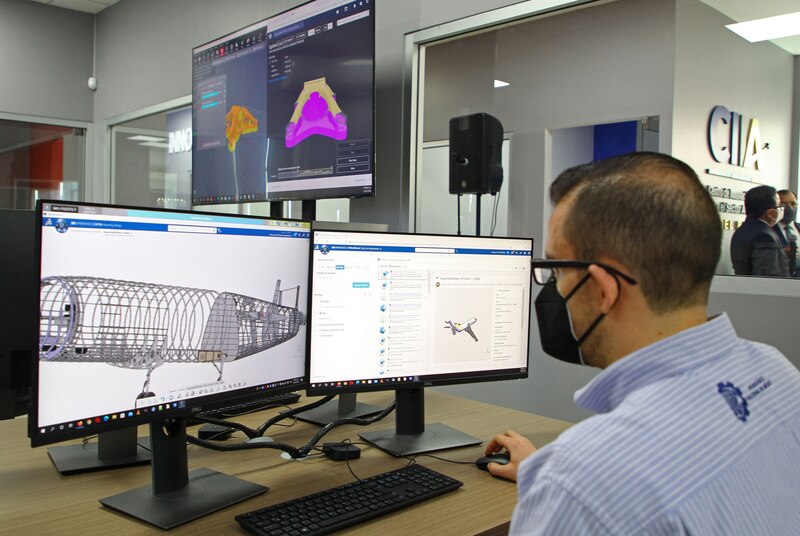 Ingeniero trabajando en el diseño de una aeronave