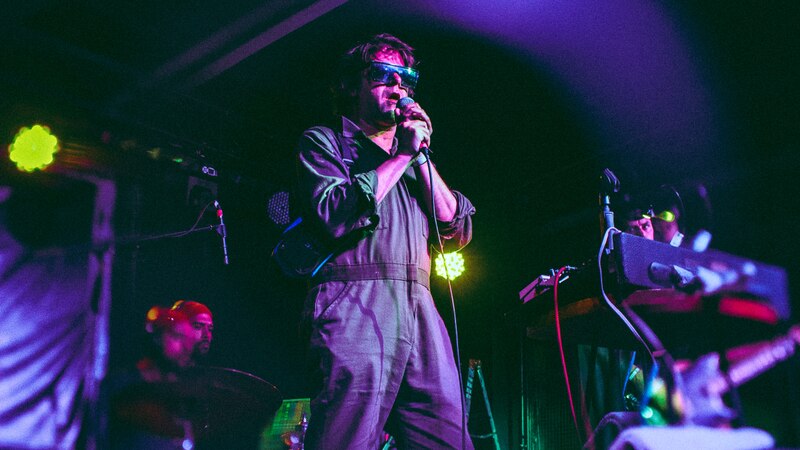 El vocalista de la banda canta en el concierto