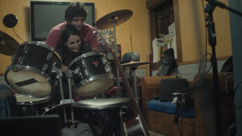 Pareja tocando la batería en un estudio de música