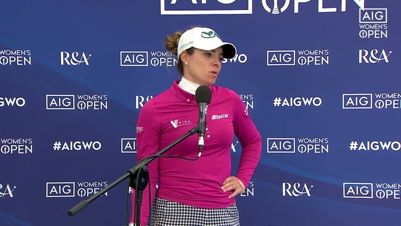 La golfista mexicana María Fassi habla con la prensa durante el AIG Women's Open 2022.