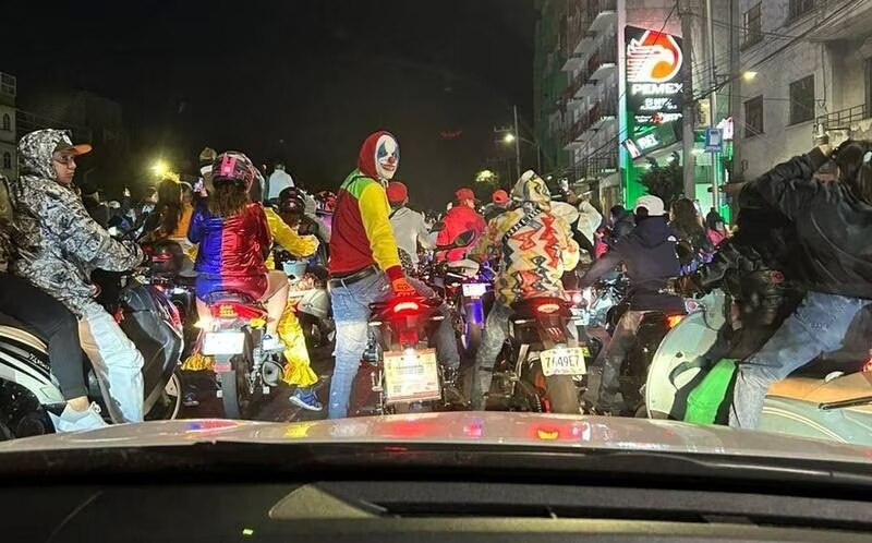 Una multitud de motociclistas disfrazados de payasos invade las calles de la ciudad