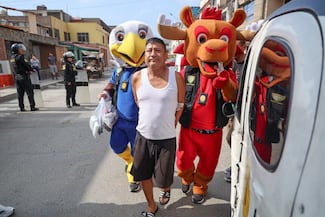 Policías en Perú con disfraces de mascotas del Mundial capturan a vendedor de drogas