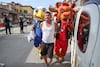 Policías en Perú con disfraces de mascotas del Mundial capturan a vendedor de drogas 