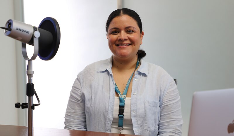 Mujer joven en un estudio de grabación