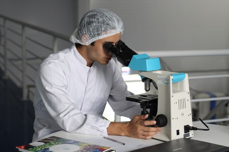 Científico usando un microscopio