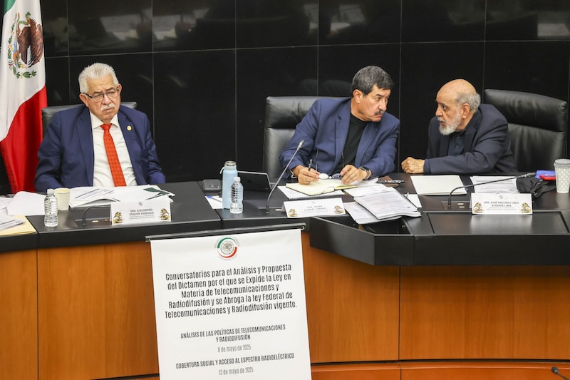 Los senadores Alejandro Esquer, Javier Corral y José Antonio Cruz Álvarez Lima durante los conversatorios para el "Análisis y Propuesta del Dictamen por el que se Expide la Ley en Materia de Telecomunicaciones y Radiodifusión y se Abroga la ley Federal de Telecomunicaciones y radiodifusión vigente", que se están llevando a cabo en el Senado de la República
