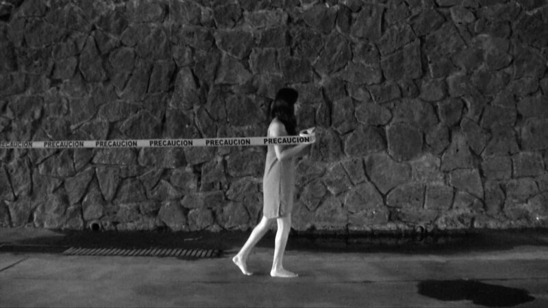 Mujer caminando descalza por la calle con precaución