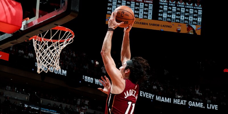 Jimmy Butler de los Miami Heat realiza un mate durante un partido de baloncesto.