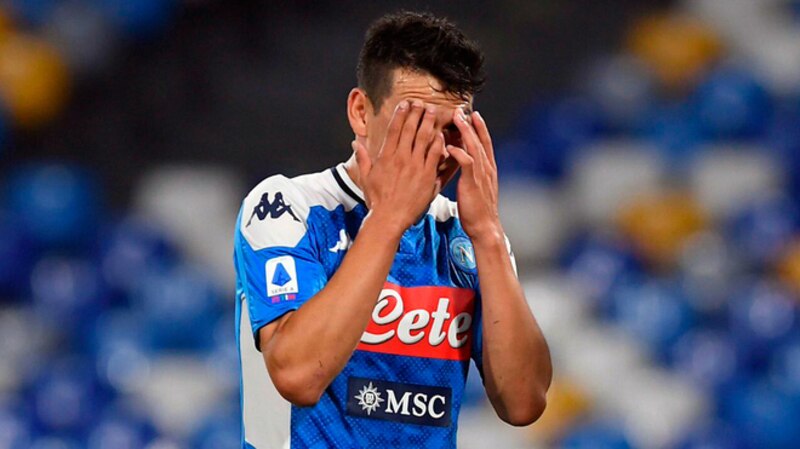 El jugador del Napoli, Hirving Lozano, se lamenta tras perder el partido contra el Barcelona.