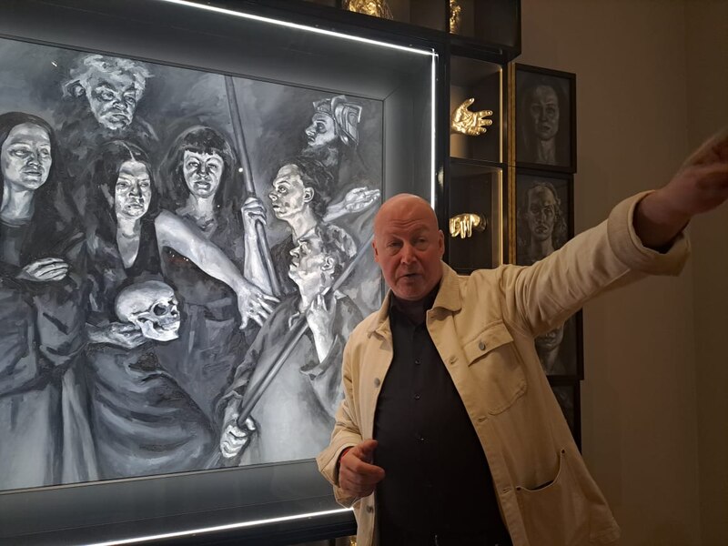 El artista explica su obra de arte.