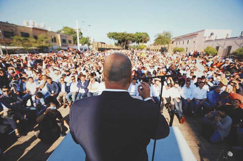 Líder político dando un discurso ante una multitud