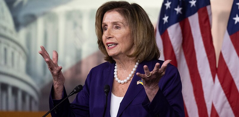 La presidenta de la Cámara de Representantes de Estados Unidos, Nancy Pelosi, pronuncia un discurso.