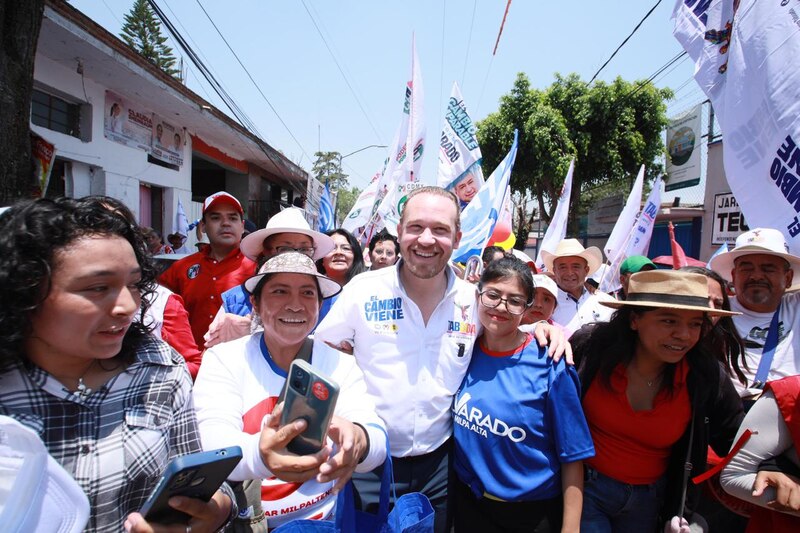 El candidato a la alcaldía de Milpa Alta, José Luis Rodríguez, se toma una foto con sus simpatizantes.