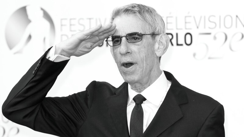 El actor Tony Curtis saluda a la multitud en el Festival de Cine de Cannes.
