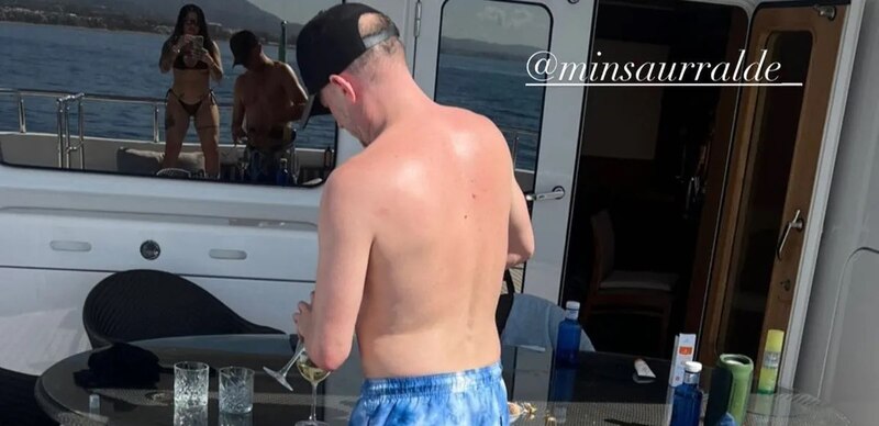 ¿Qué hace este hombre en un yate?
