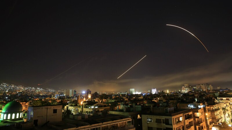 Ataque aéreo nocturno sobre una ciudad