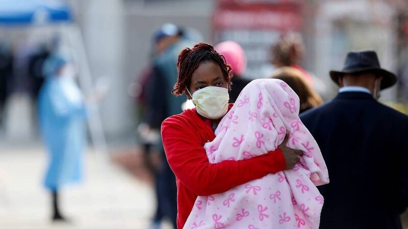 Madre con su bebé en brazos