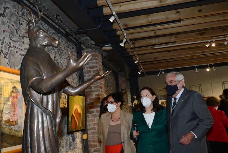 Escultura de un hombre lobo en una galería de arte