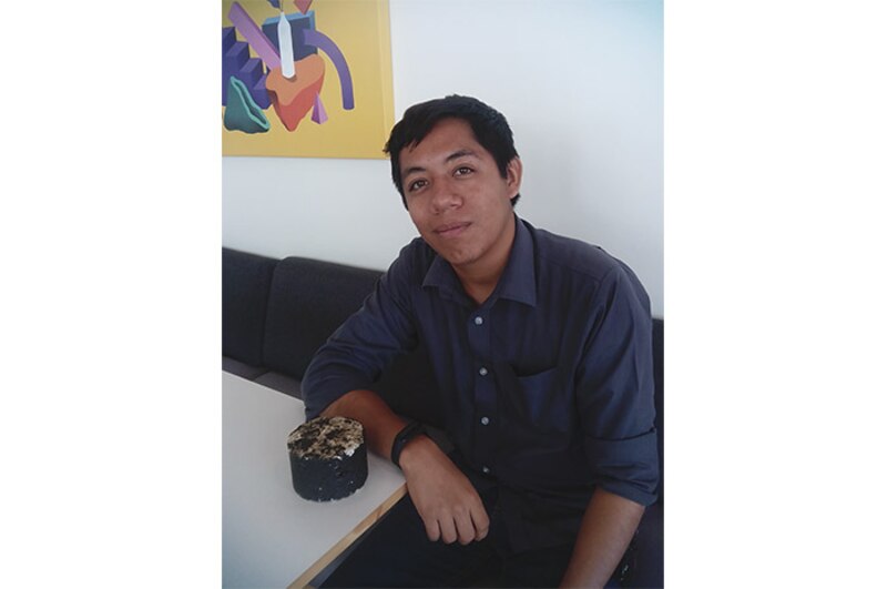 Un joven sostiene una piedra pómez