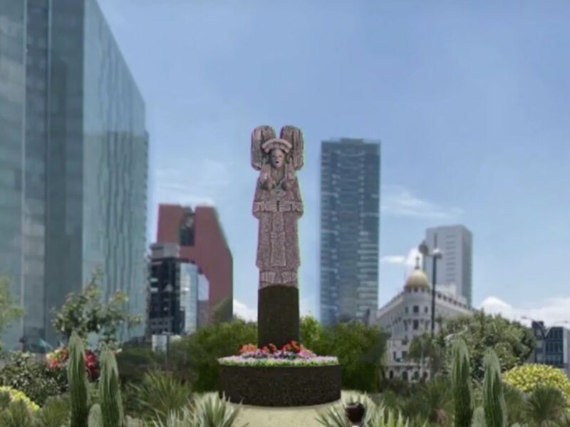 Estatua de la diosa azteca Coatlicue en el Paseo de la Reforma en la Ciudad de México