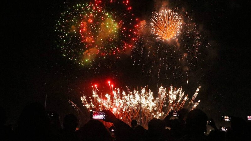 Fuegos artificiales iluminan el cielo nocturno