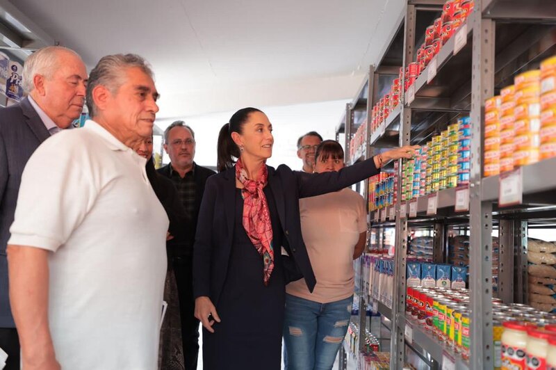 La presidenta municipal, Tere Jiménez, supervisa los precios de los productos de la canasta básica.