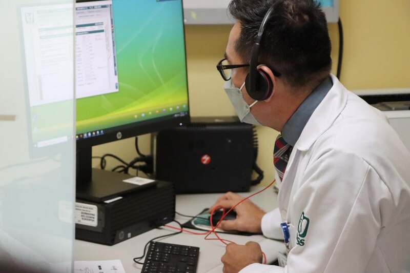 Un médico usando una computadora