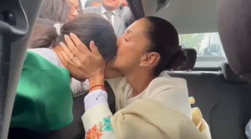 - AMLO saluda de beso a simpatizante en su camioneta