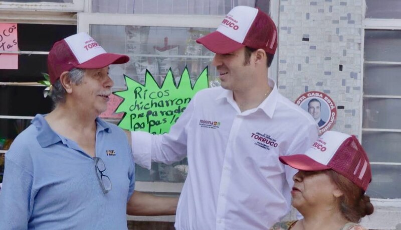 El candidato a la gubernatura de Morena, Armando Torruco, saluda a los vecinos de la colonia Morelos