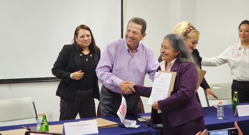 Entrega de reconocimientos a docentes del COBAO