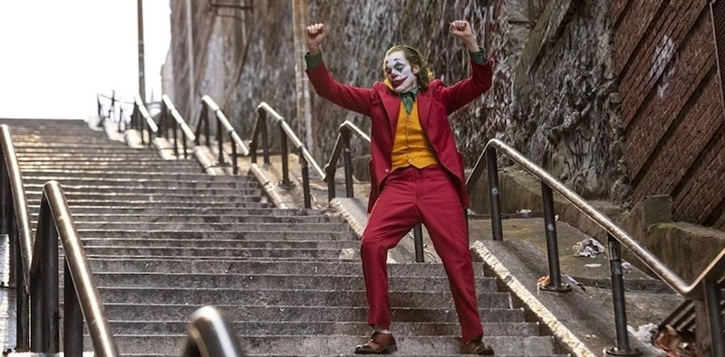 Joaquin Phoenix bailando las escaleras en la película Joker