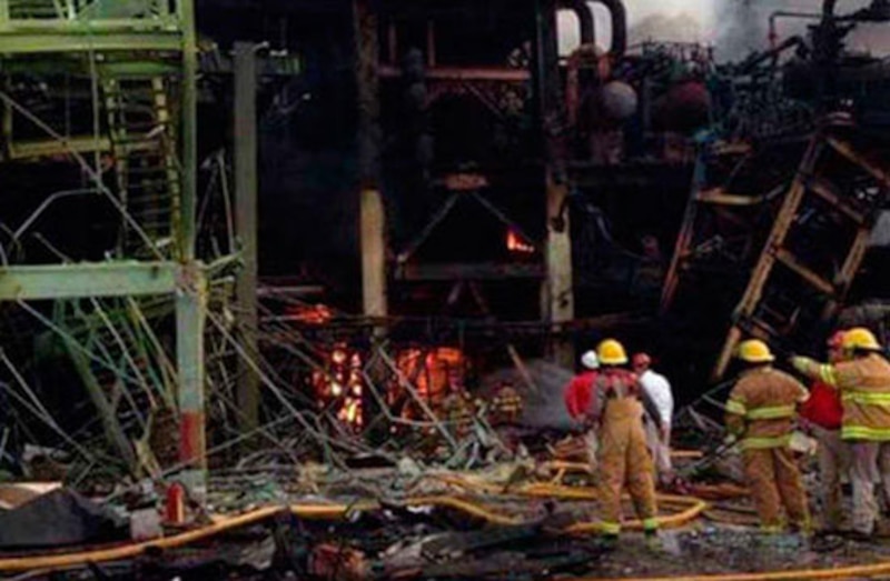 Bomberos extinguen incendio en una fábrica