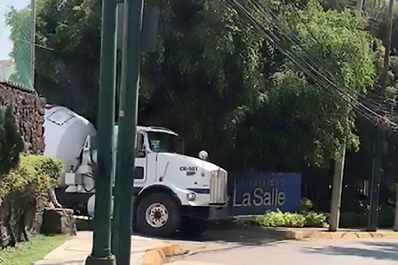 Camión de cemento se estrella contra un muro en la Universidad La Salle