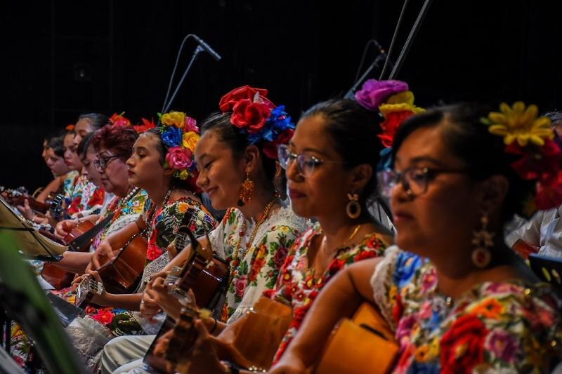 Mariachis tocando música tradicional mexicana