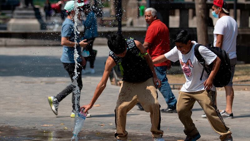 Niños jugando en una fuente