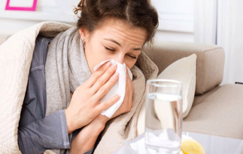 Mujer enferma con gripe o resfriado