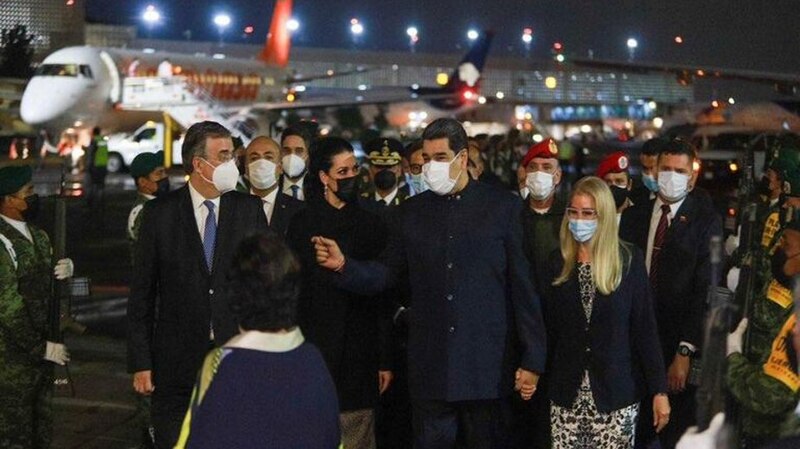 El presidente de México, Andrés Manuel López Obrador, recibe a su homólogo de Chile, Gabriel Boric, en el Aeropuerto Internacional de la Ciudad de México.