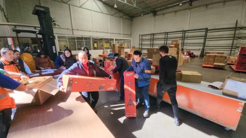 Un grupo de personas está trabajando en un almacén