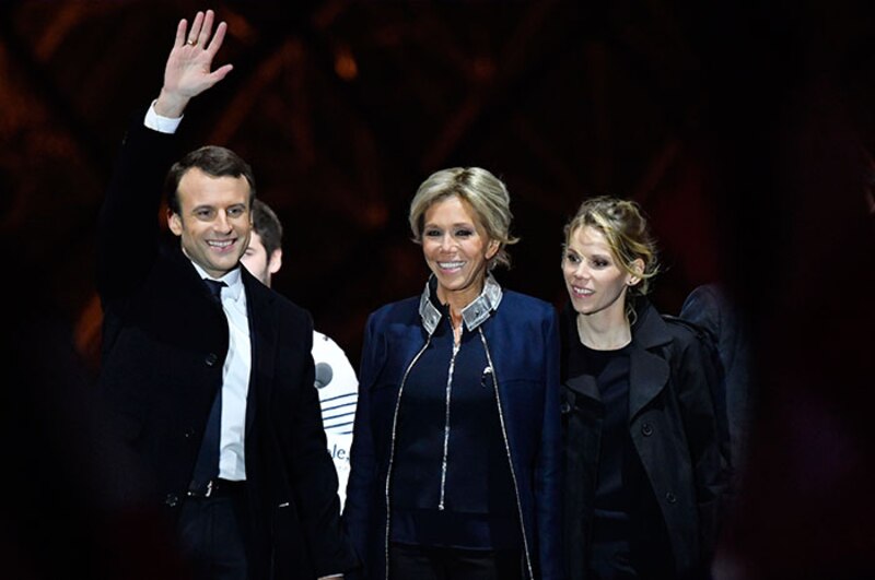 El presidente francés Emmanuel Macron, su esposa Brigitte Macron y la ministra de Cultura, Rima Abdul Malak, asisten a la ceremonia de los Premios César 2023 en París.