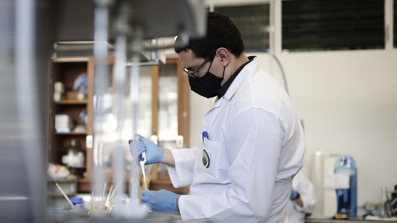 Científico trabajando en un laboratorio