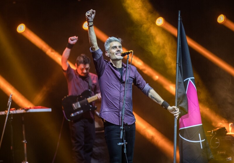 El cantante Ricky Martin actúa en concierto.