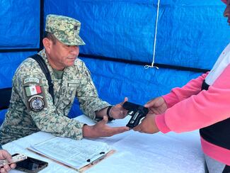 Entregan más de 15 mil pesos a personas que canjean armas en Puebla