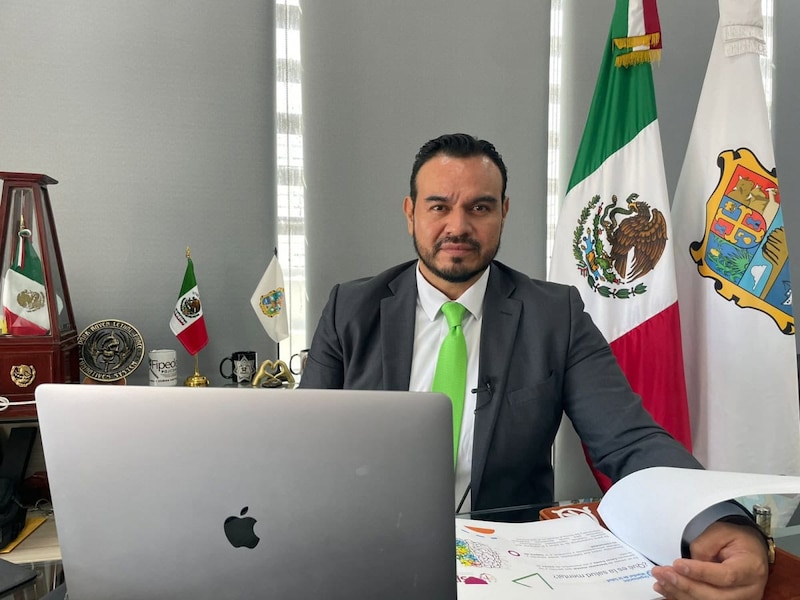 El Presidente Municipal de Zapopan, Juan José Frangie, en su oficina.