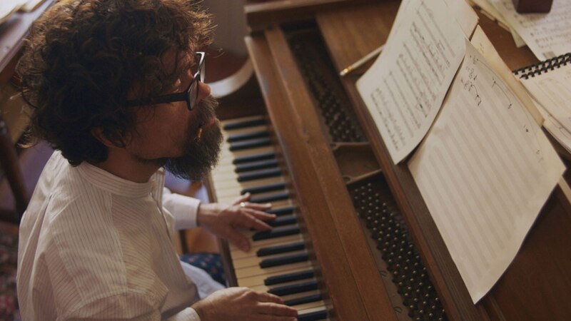 Un hombre tocando el piano