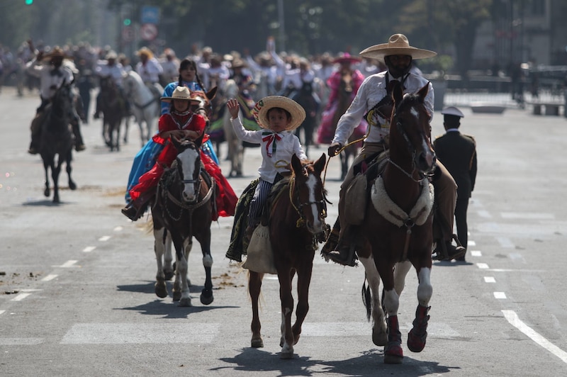 Desfile en Conmemoración del 113 Aniversario del inicio de la Revolución Mexicana que se lleva a cabo en la Plancha del Zócalo Capitalino.