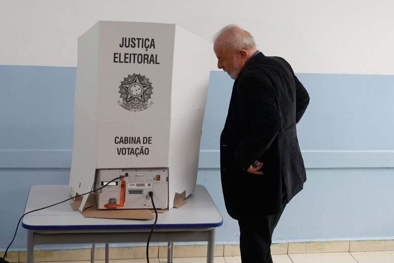 Un hombre vota en una cabina de votación.