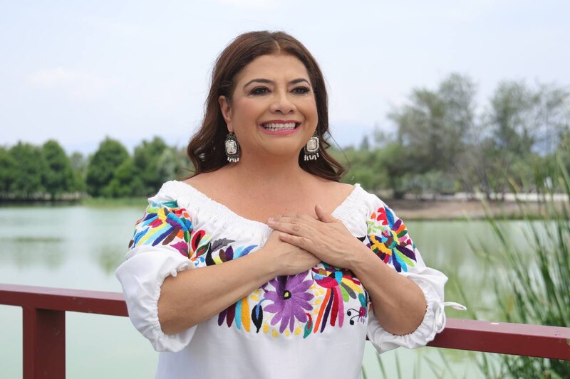La cantante mexicana Ana Gabriel sonríe con orgullo.