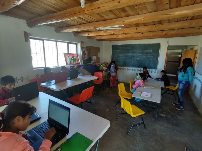 Niños indígenas aprendiendo en una escuela rural