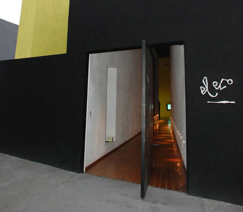Puerta abierta en una pared negra