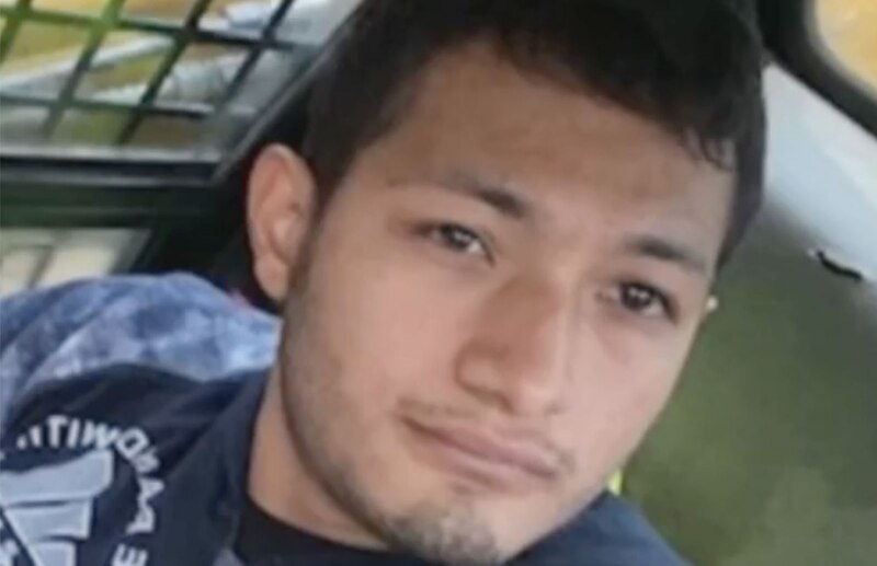 Joven hispano arrestado por la policía